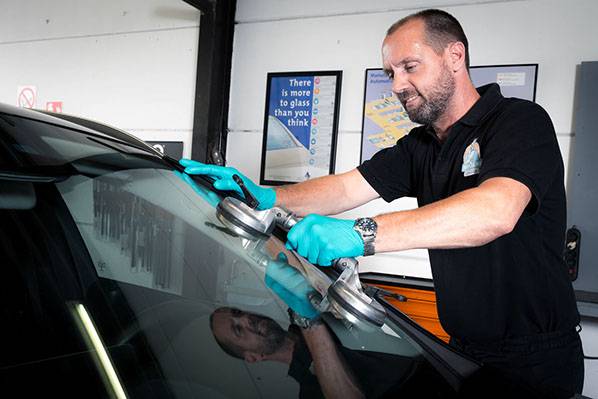 De eigenaar en zijn zoon van onze autoglas service in Brugge werken samen aan het herstellen van een voorruit. Onze familiebedrijf staat voor kwaliteit en service. Vader en zoon hebben jarenlange ervaring in autoruitreparatie in Brugge.